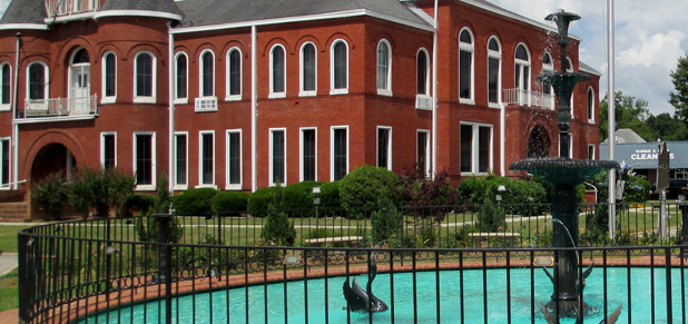 ElbaCourthouse withfountain